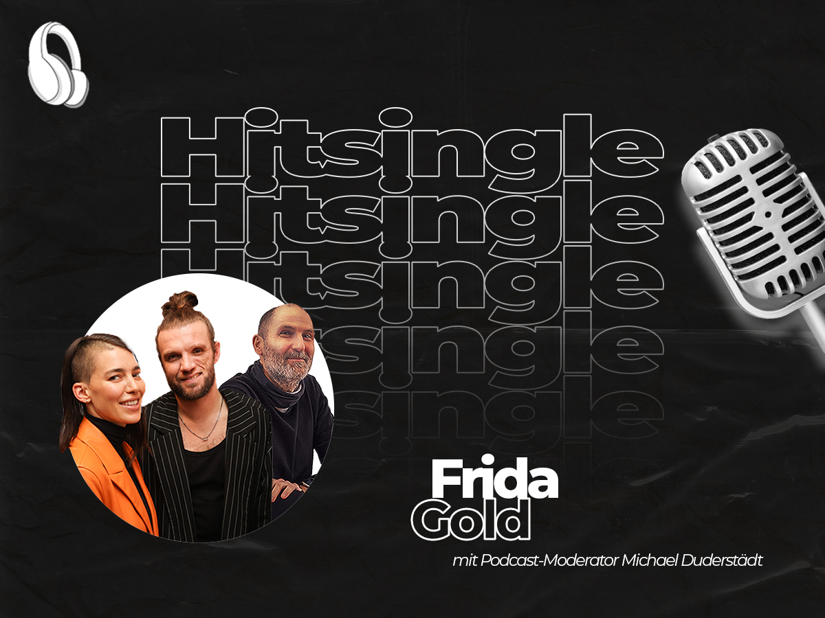 Drei Personen vor schwarzem Hintergrund mit Mikrofon und Schriftzug 'Hitsingle'. Links Kopfhörer-Symbol. Text: 'Frida Gold'.