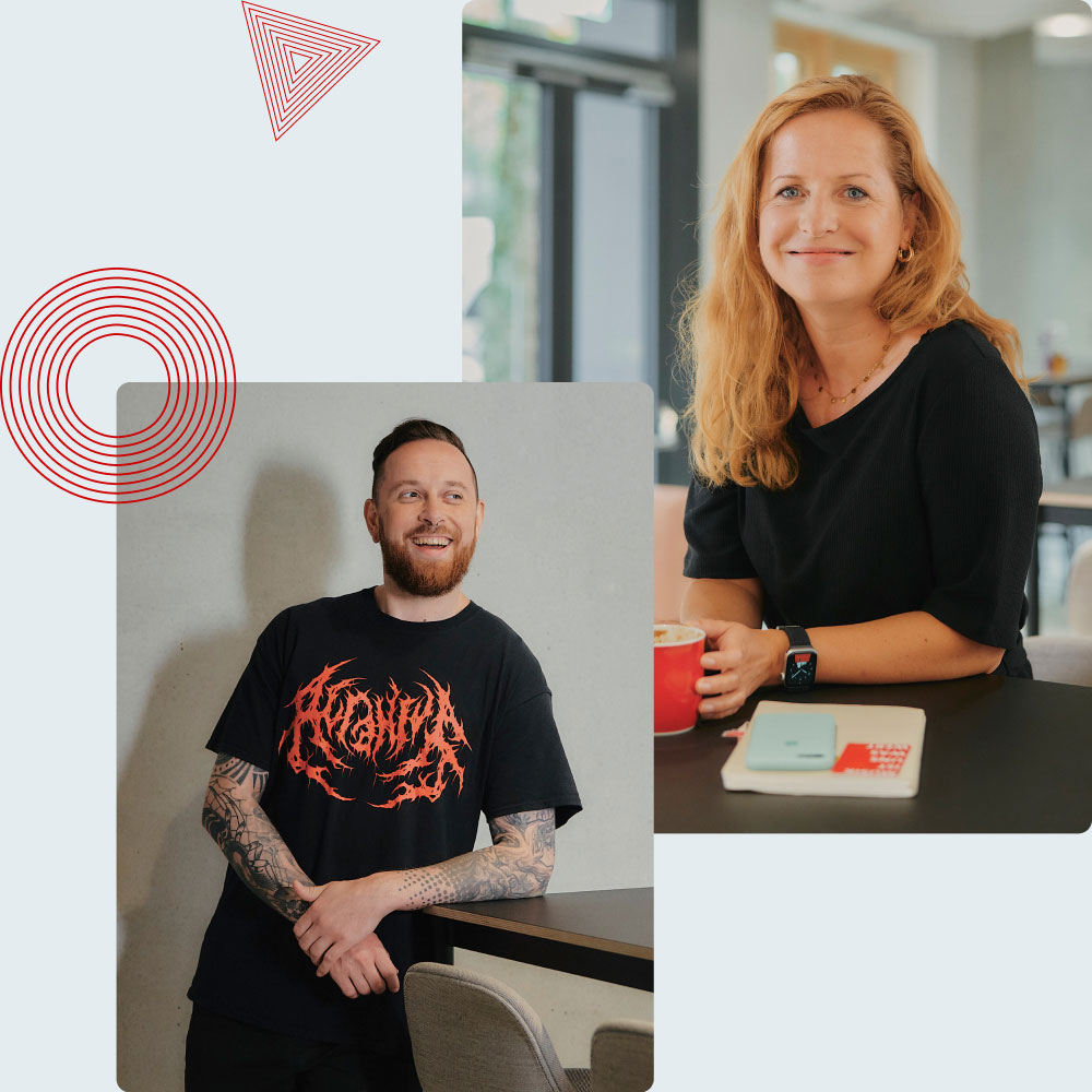 Zwei Personen lächeln in einem Café