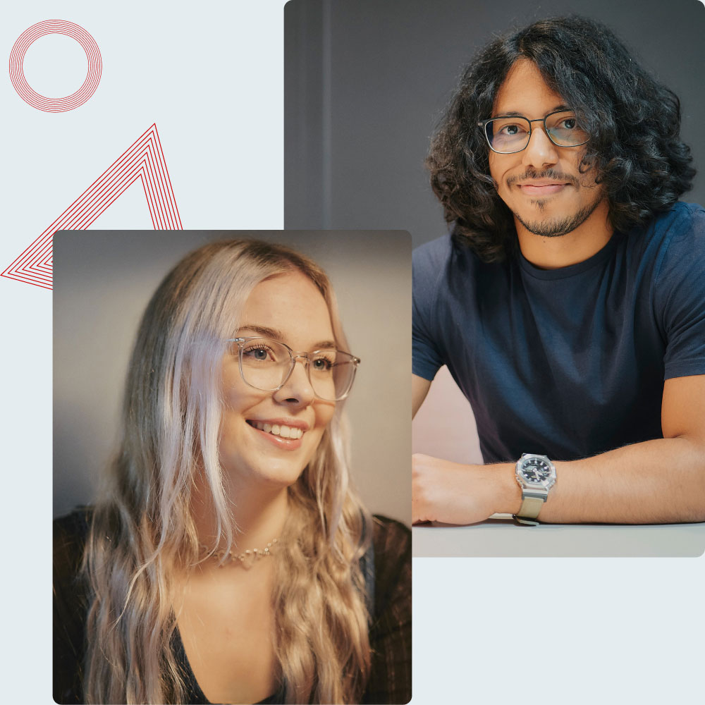 Porträt einer lächelnden Frau mit blonden Haaren und Brille, daneben ein Mann mit lockigem Haar und Brille.