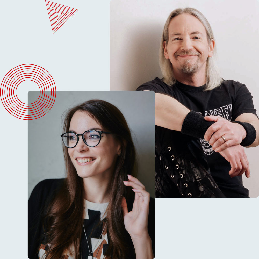 Eine lächelnde Frau mit Brille und ein lächelnder Mann mit langen Haaren auf hellem Hintergrund.