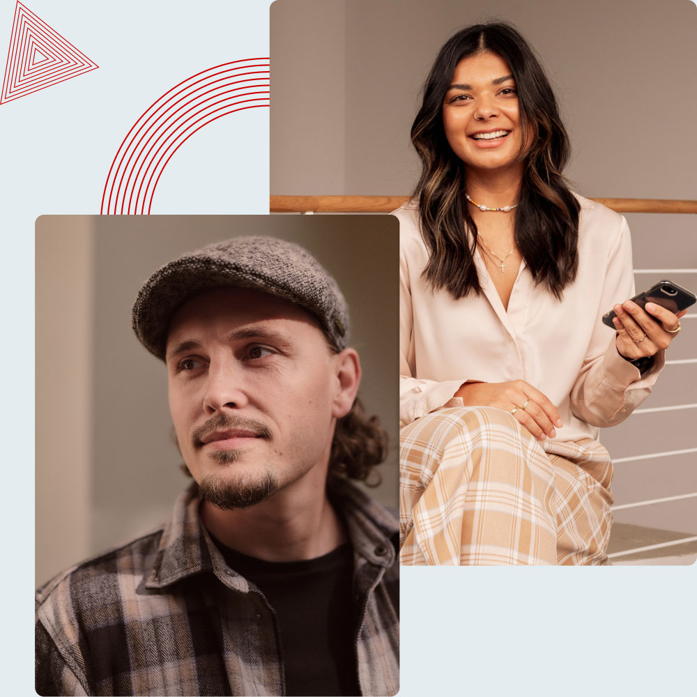 Ein Mann mit Mütze und kariertem Hemd, neben einer lächelnden Frau in Bluse, hält ein Handy.