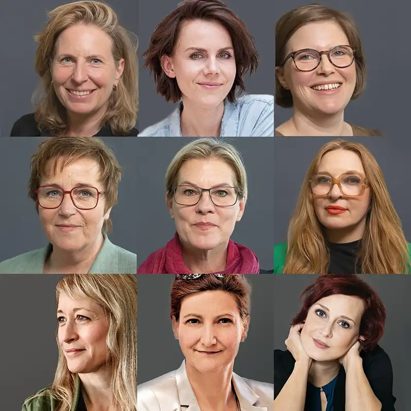 Neun Frauen lächeln in einem 3x3-Raster vor einem grauen Hintergrund.