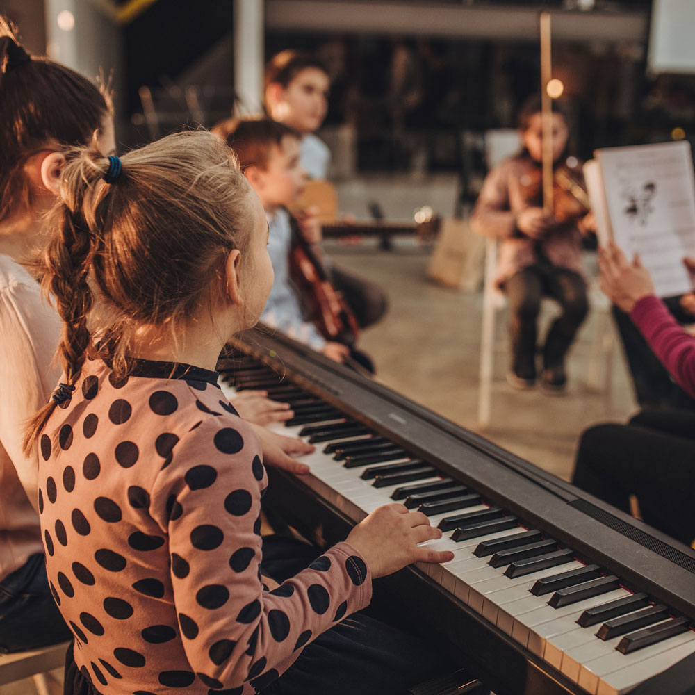 Kinder spielen Instrumente in einer Musikstunde
