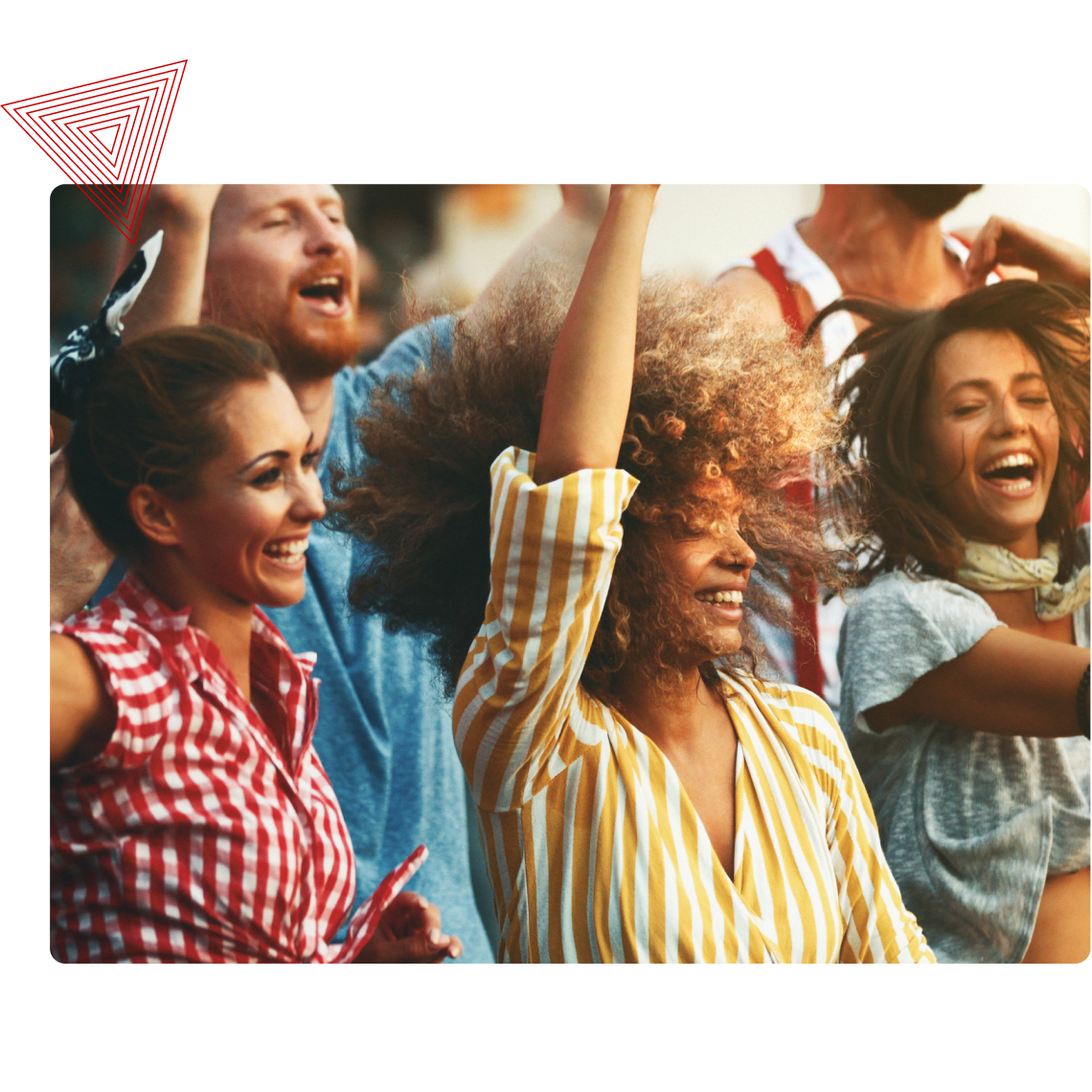 Menschen tanzen und lachen in fröhlicher Stimmung bei einem Konzert oder Festival.