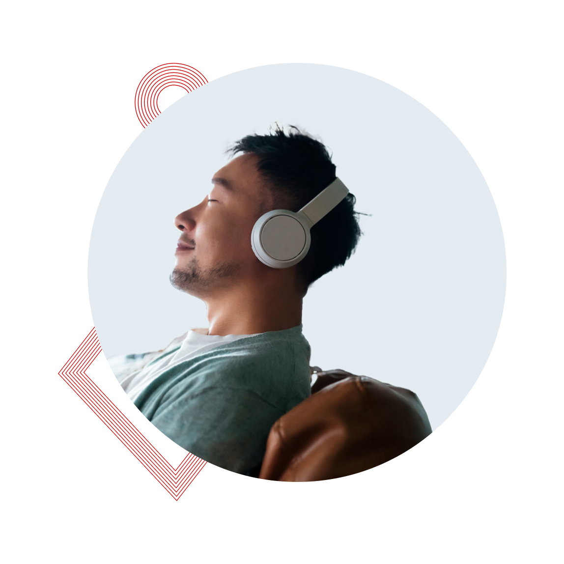 Ein Mann mit Kopfhörern sitzt entspannt auf einem Stuhl, die Augen geschlossen.