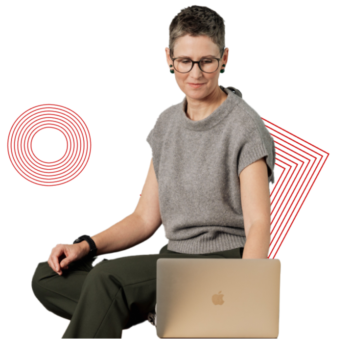 Eine Person mit Brille sitzt mit einem Laptop auf dem Schoß vor geometrischen Formen.