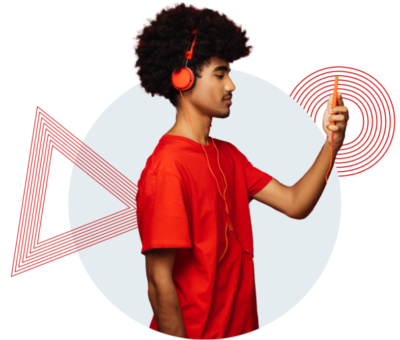Person mit Afro und roten Kopfhörern schaut auf ein Smartphone, geometrische Formen im Hintergrund.