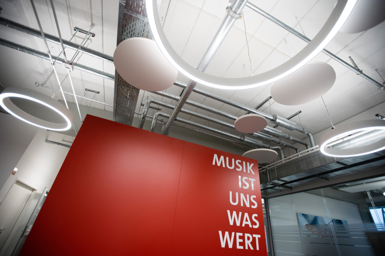 Rote Wand mit Schriftzug