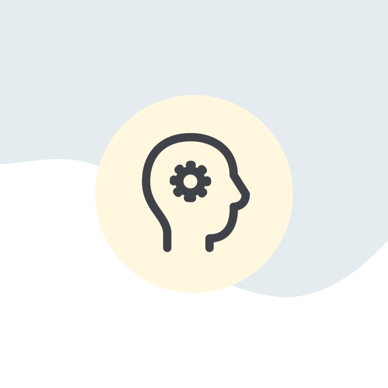 Silhouette eines Kopfes mit Zahnrad im Inneren, auf hellem Hintergrund.