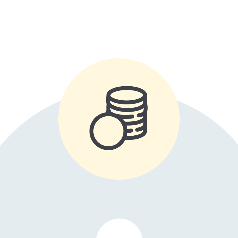 Ein Stapel Münzen auf gelbem Kreis, vor grauem Hintergrund.