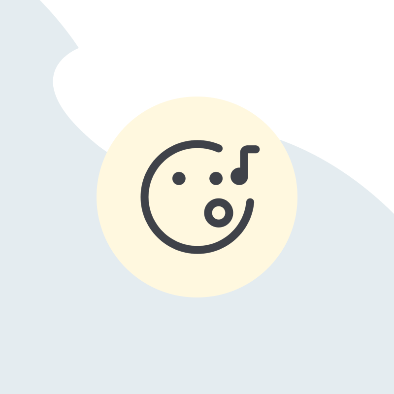 Ein graues Gesicht mit Note auf beigem Kreis vor hellblauem Hintergrund.