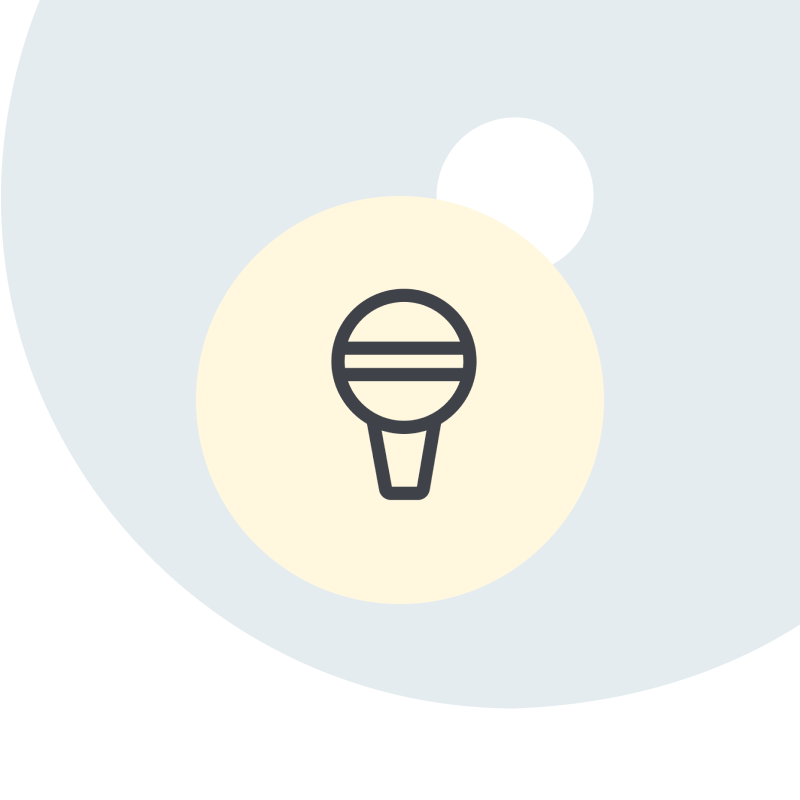 Ein schwarzes Mikrofon-Symbol auf einem beigen Kreis vor einem hellblauen Hintergrund.