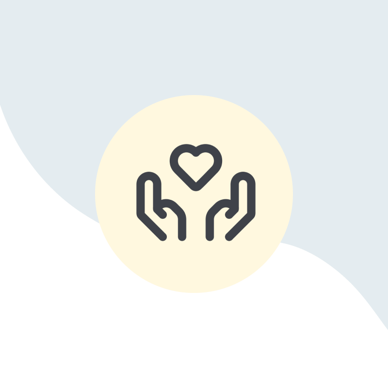 Zwei Hände halten ein Herz auf beigem Kreis, Hintergrund schwarz und hellblau geteilt.