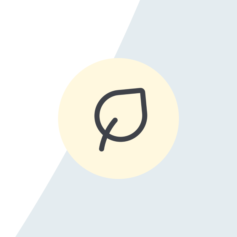 Ein schwarzes Blattsymbol auf einem cremefarbenen Kreis, geteilt von schwarzem und hellblauem Hintergrund.