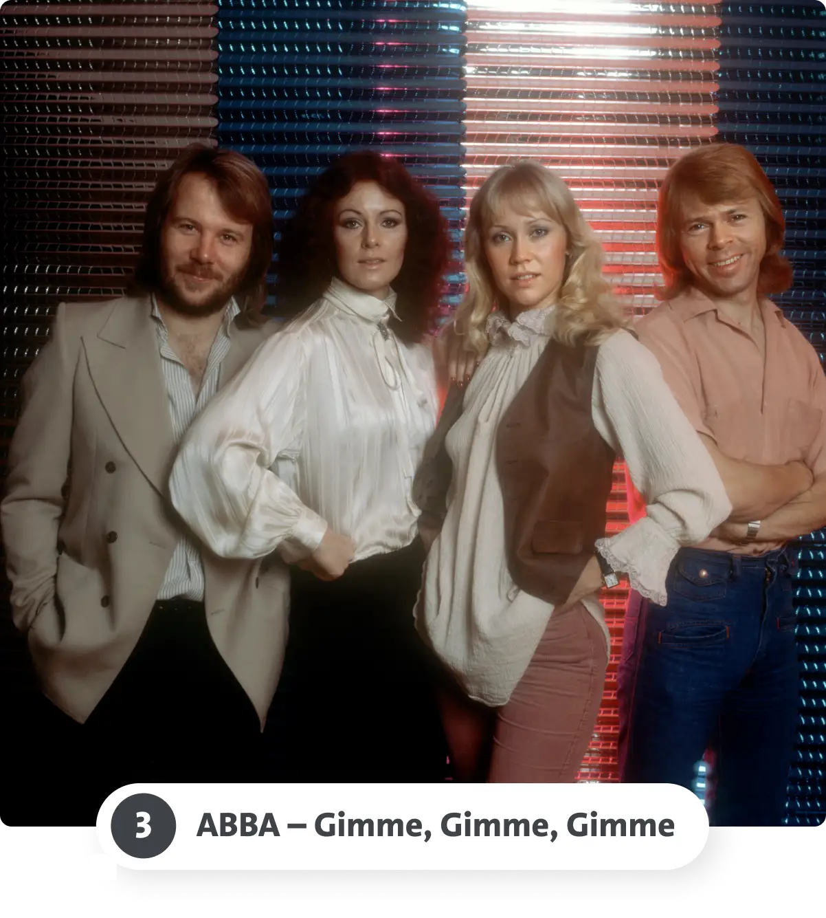 Vier Personen posieren vor einem bunten, reflektierenden Hintergrund.