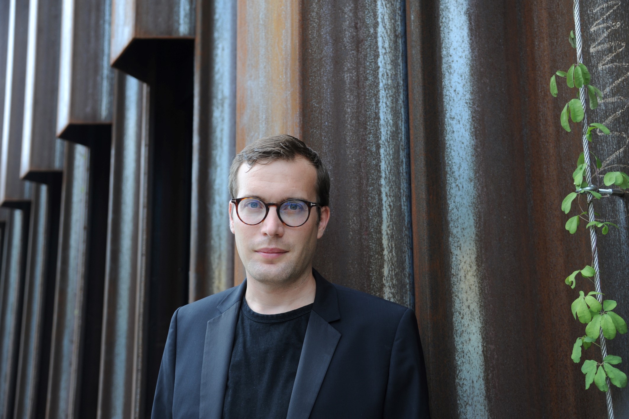 Johannes X. Schachtner vor einer Mauer