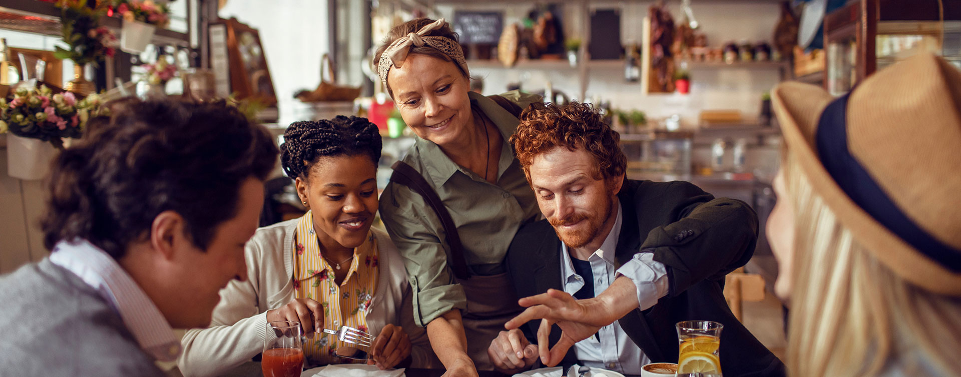 Menschen in einem Restaurant mit Hintergrundmusik