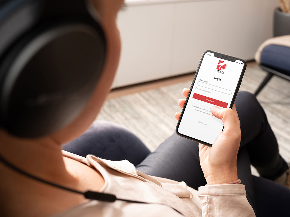 Mobile Login: Frau über die Schulter gesehen