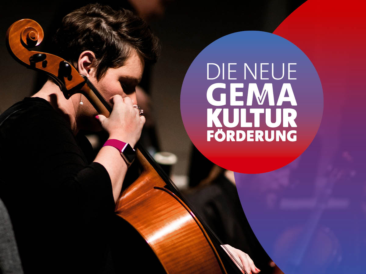 Personen bei Musikschaffenden Tätigkeiten auf der Bühne