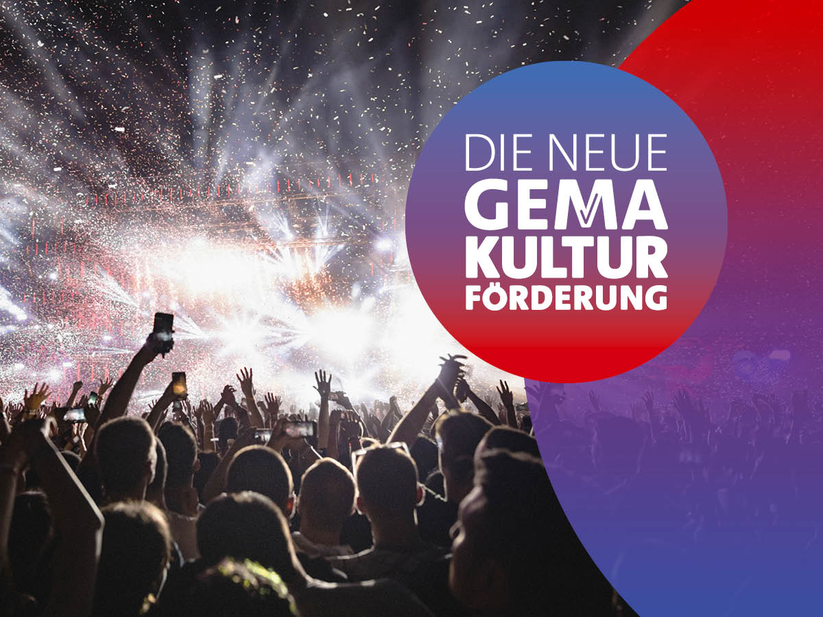 Personen bei Musikschaffenden Tätigkeiten auf der Bühne