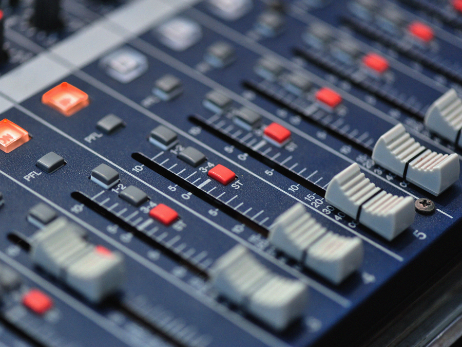 Bild mit Knöpfen eines Mischpults