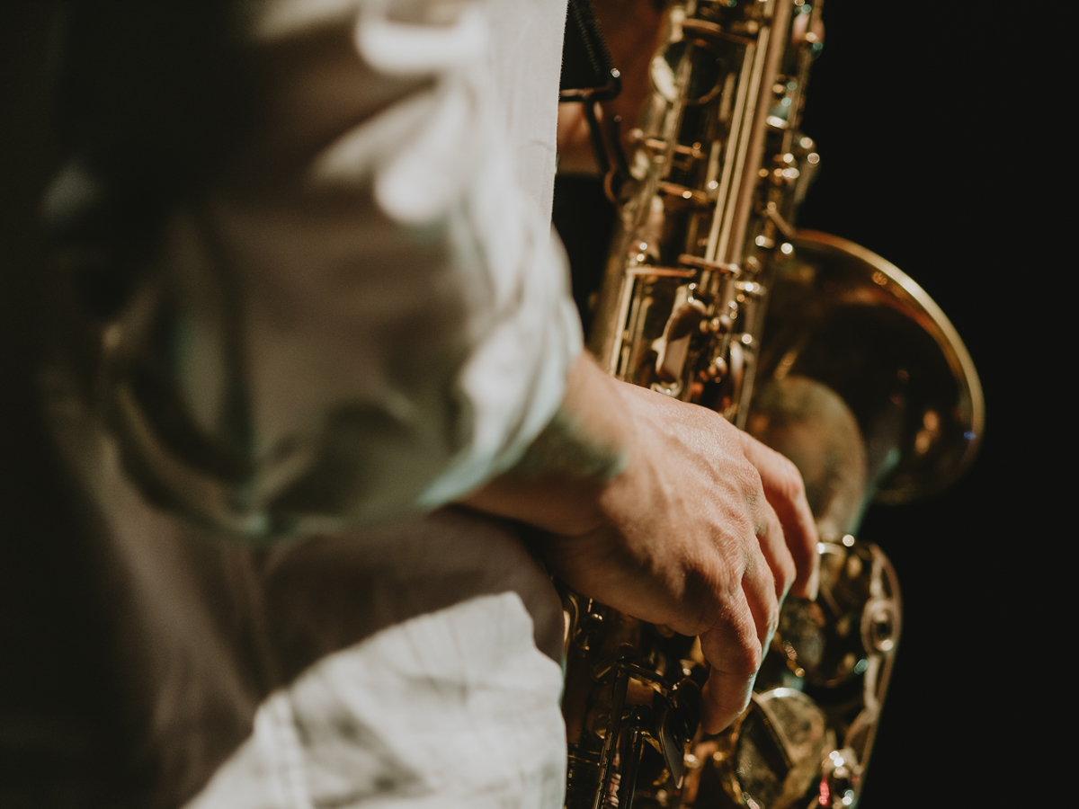 Personen bei Musikschaffenden Tätigkeiten auf der Bühne