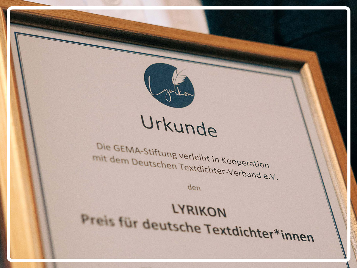Eine gerahmte Urkunde mit Lyrikon-Logo, verliehen für deutsche Textdichter*innen.