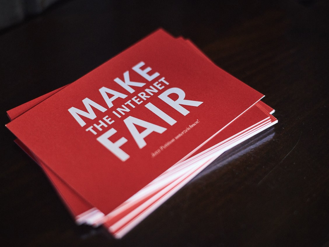 Ein Stapel roter Karten mit der Aufschrift 