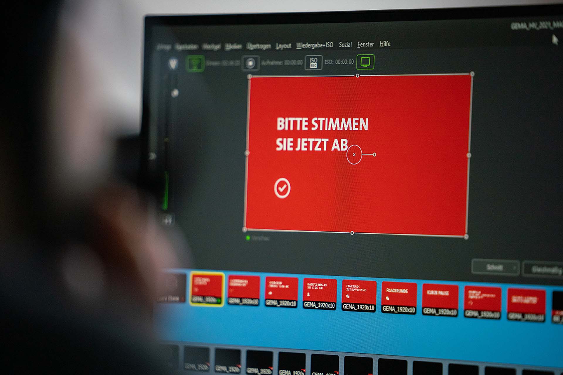 Ein Computerbildschirm zeigt eine rote Fläche mit der Aufschrift 