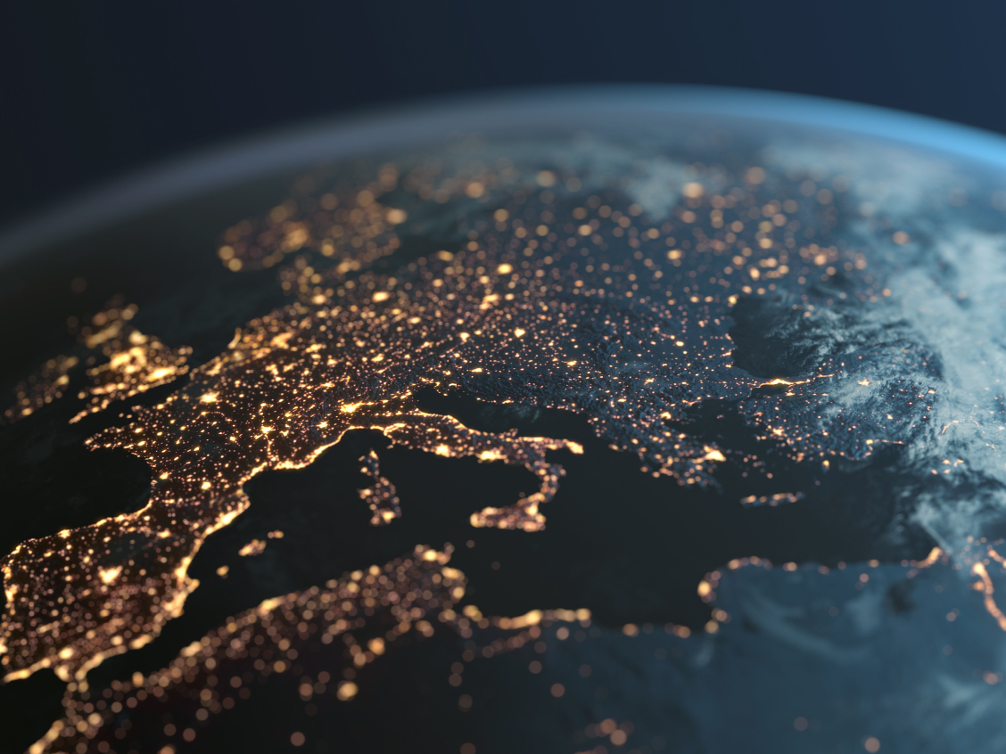 Lichter Europas bei Nacht aus dem Weltraum, mit leuchtenden Städten und dunklen Ozeanen.