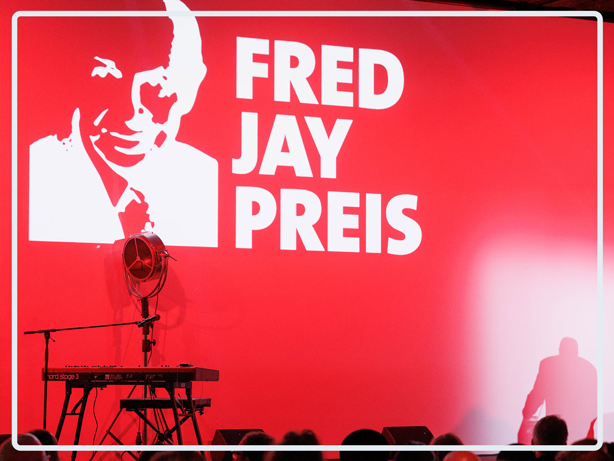 Roter Hintergrund mit weißem Text