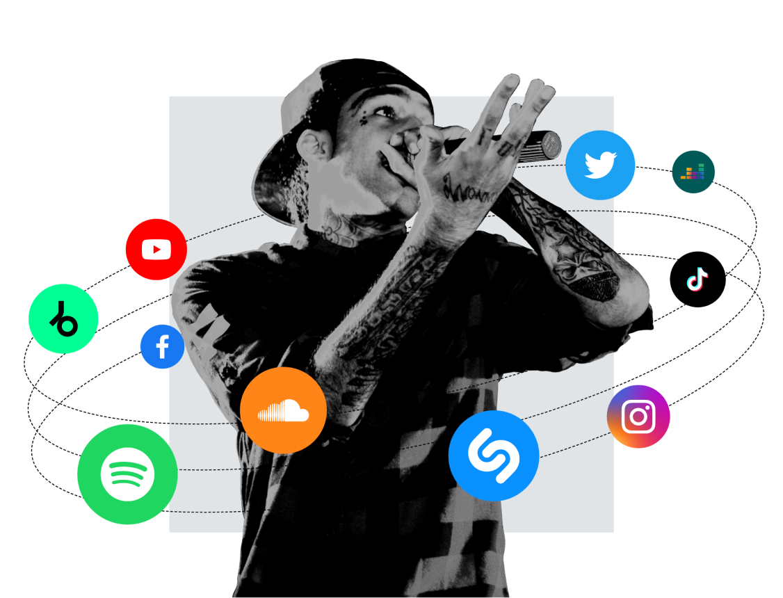 Ein tätowierter Sänger mit Mikrofon, umgeben von Social-Media-Symbolen auf weißem Hintergrund.