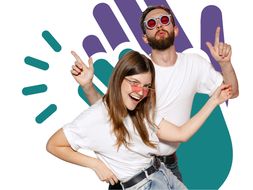 Zwei fröhliche Personen in weißen T-Shirts und Sonnenbrillen vor buntem Hintergrund posieren lachend.