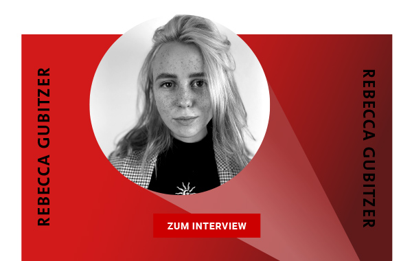 Schwarz-weiß Porträt einer Person mit langen Haaren auf rotem Hintergrund, Text 'ZUM INTERVIEW'.