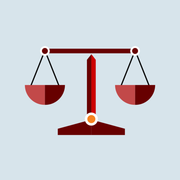 Eine rote Waage mit zwei gleich großen Waagschalen auf hellblauem Hintergrund.