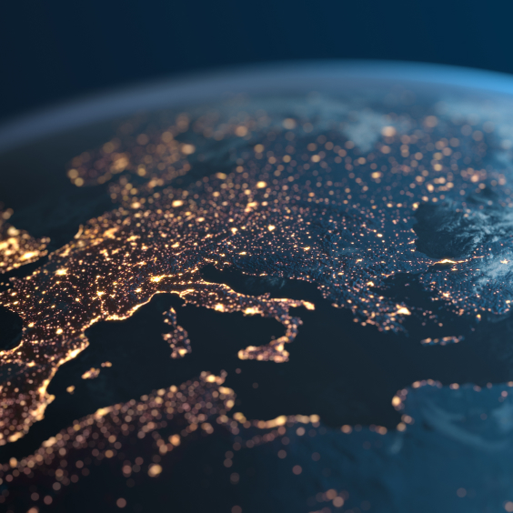 Europa bei Nacht, beleuchtet von Stadtlichtern, aus dem Weltraum gesehen.