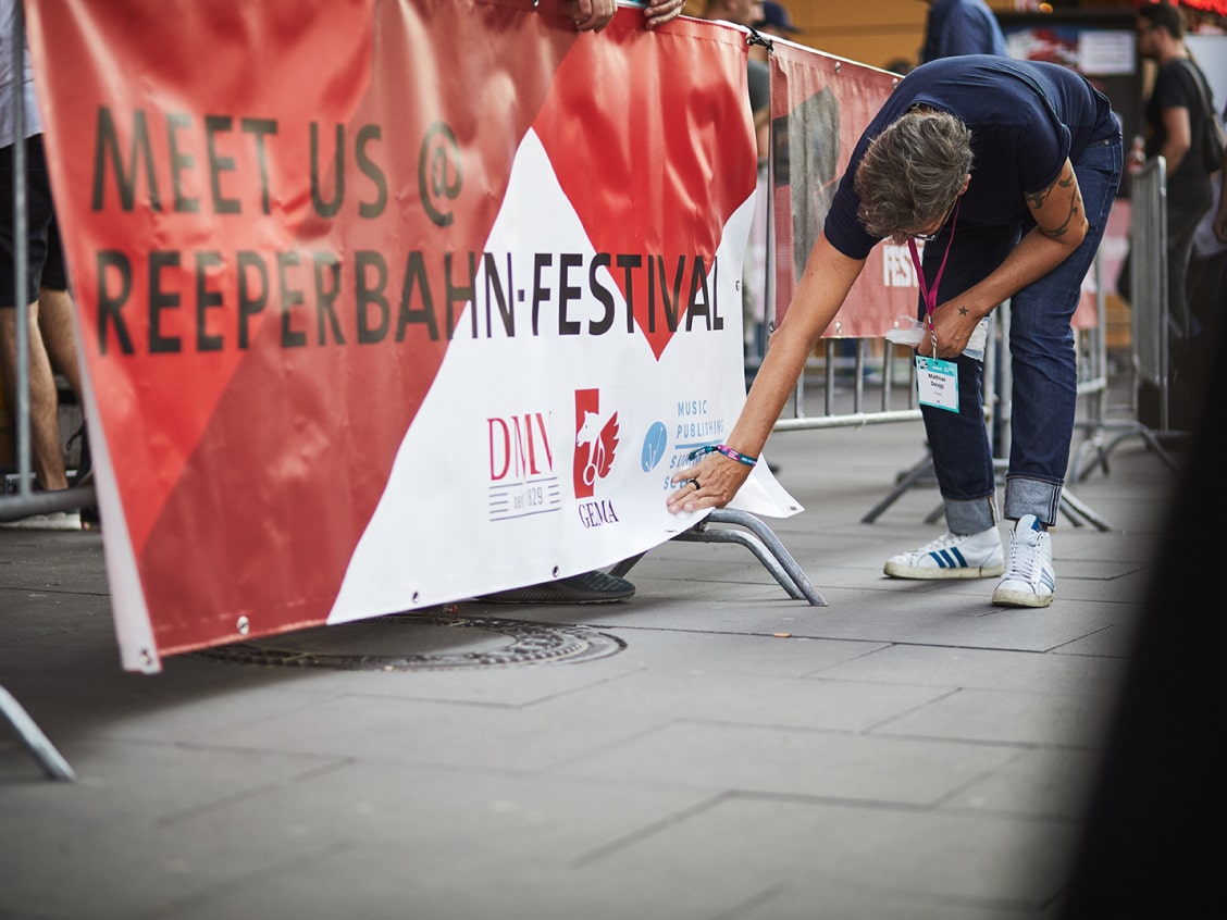 Person befestigt ein Banner mit 