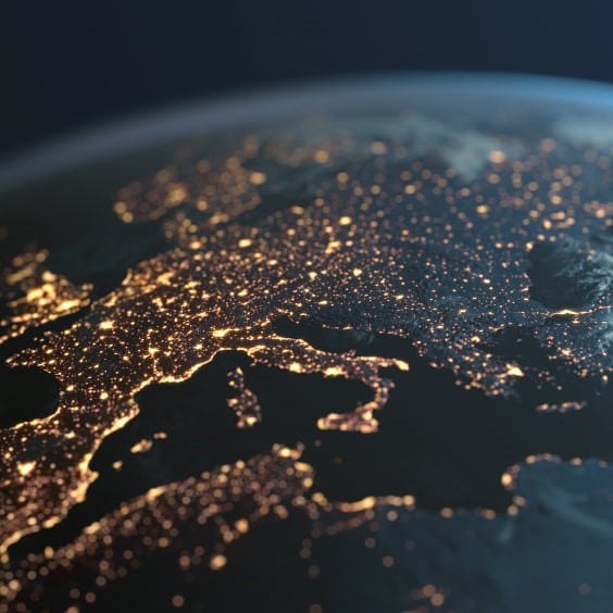 Satellitenansicht von Europa bei Nacht, beleuchtete Städte und Straßen.