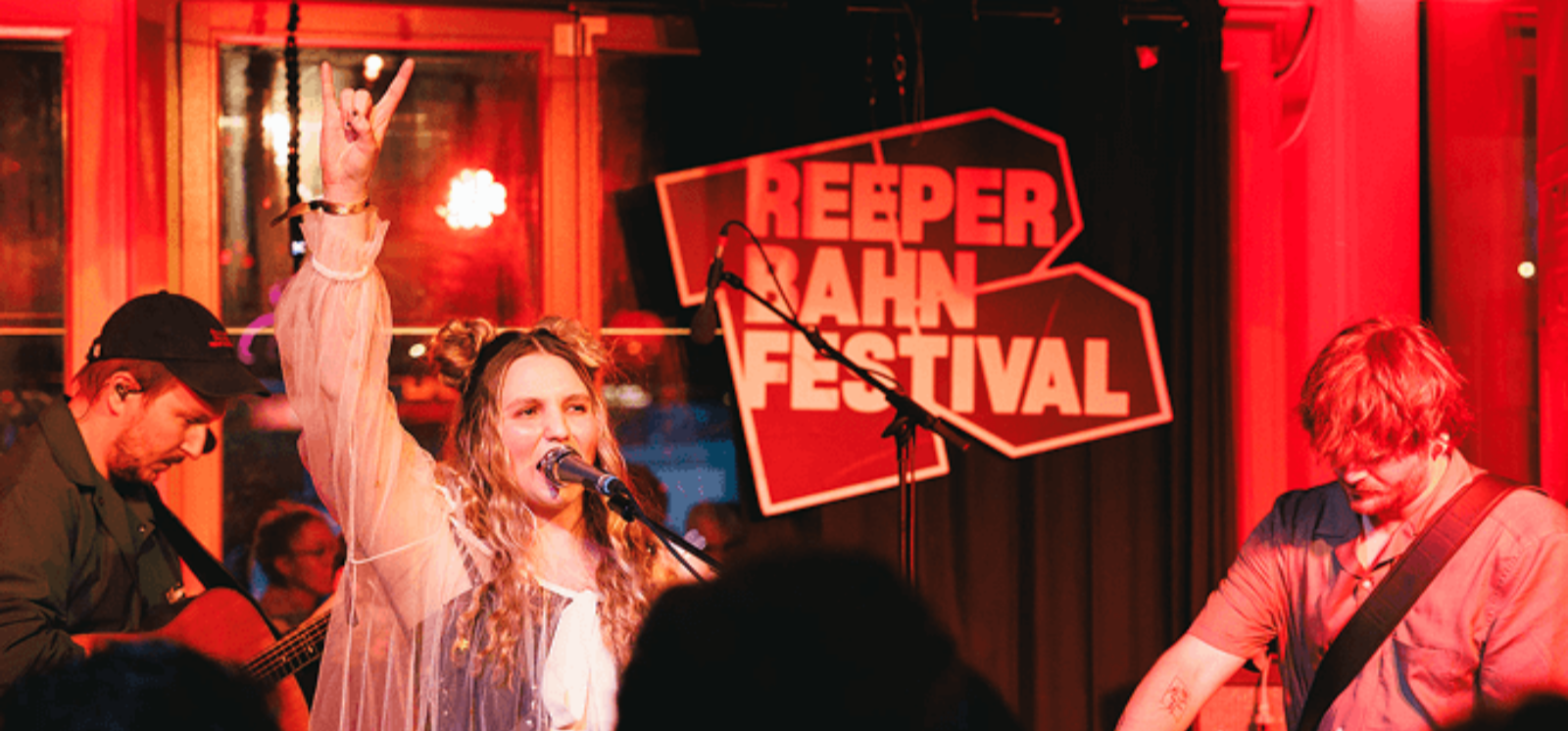 Musikerinnen auf einer Bühne in Hamburg