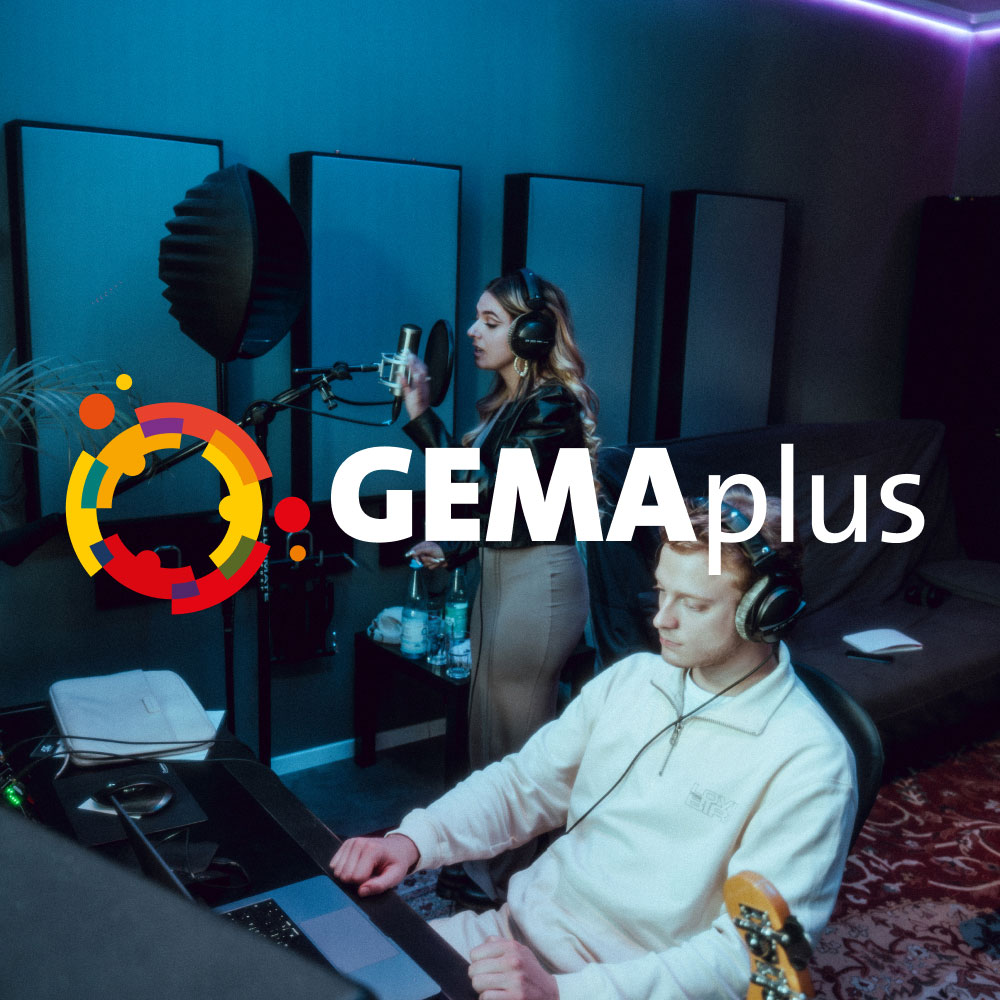 Eine Frau singt ins Mikrofon, ein Mann am Mischpult, beide mit Kopfhörern in einem Tonstudio.