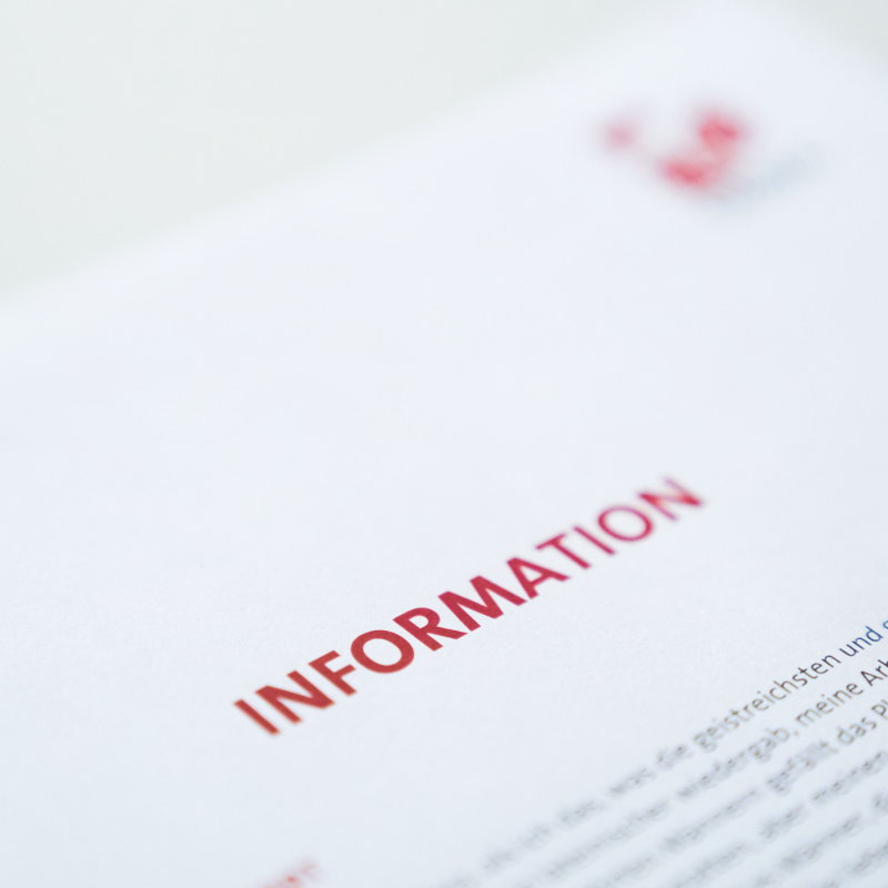 Ein weißes Blatt Papier mit rotem Text 