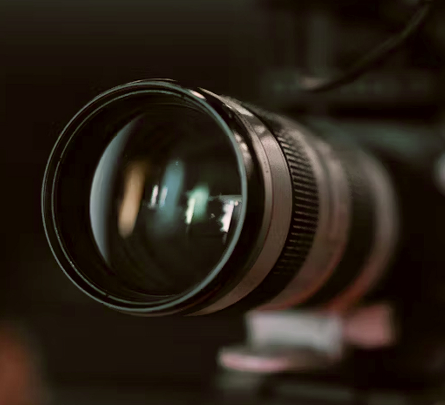 Nahaufnahme eines Kameraobjektivs mit dunklem Hintergrund.