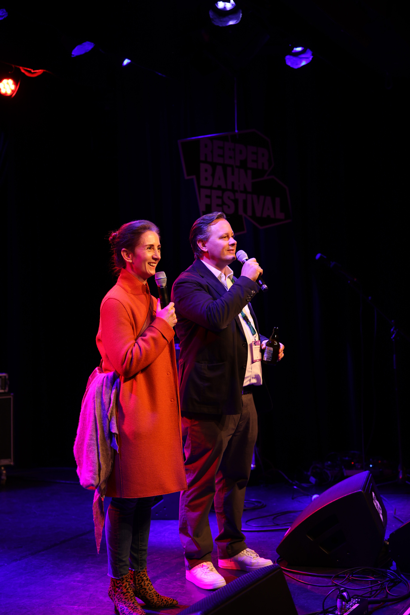 Zwei Personen sprechen auf einer Bühne mit Mikrofonen beim Reeperbahn Festival.